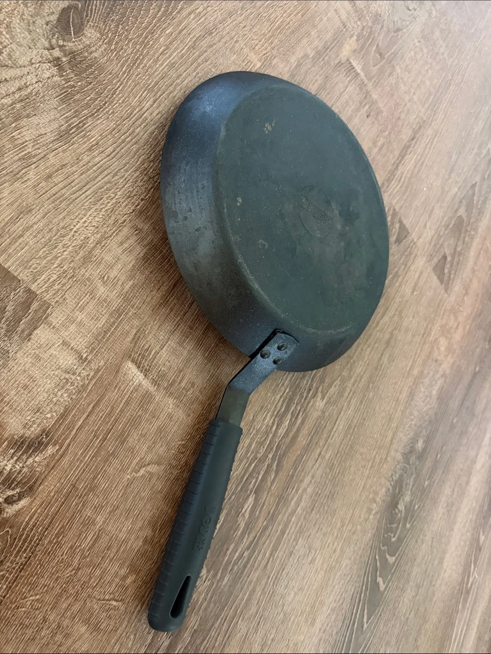 Black cast iron Frying Pan with Comfort Grip Handle